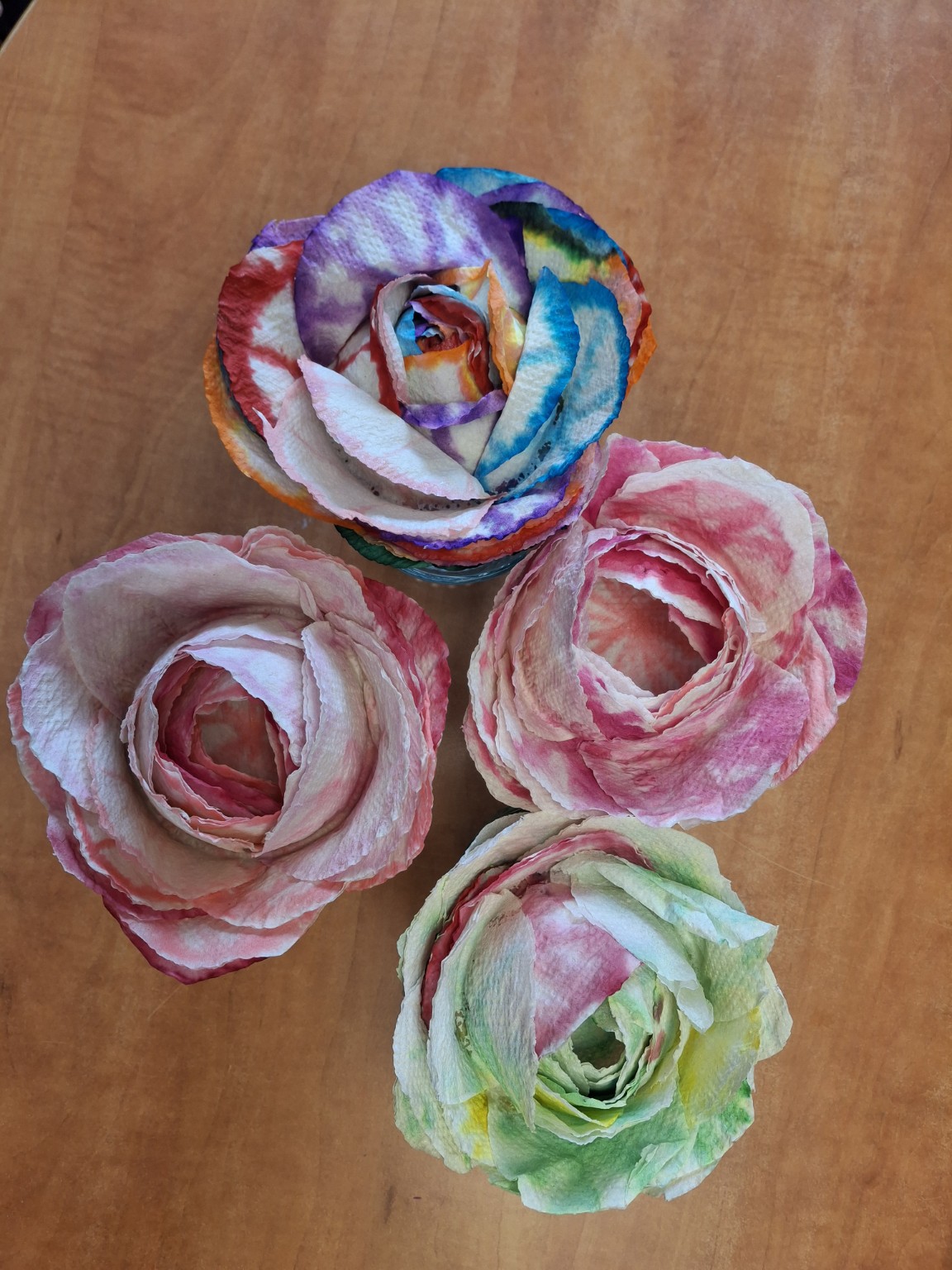 Zelfgemaakte bloemen van gekleurd papier