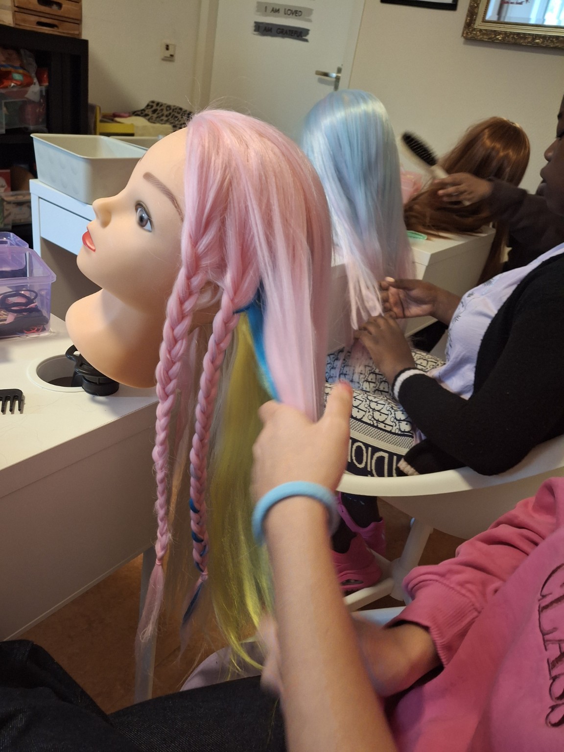 Oefenen met haarstyling
