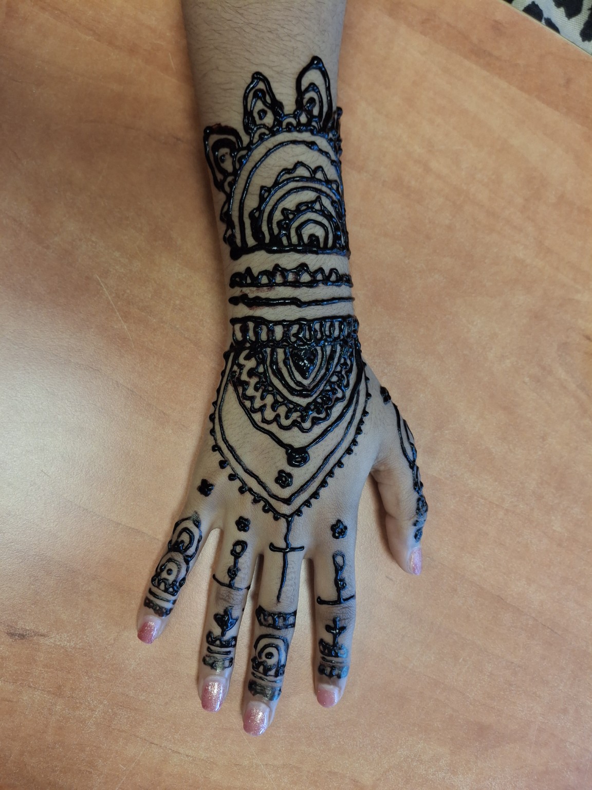 Hand met een zelfgemaakt henna-ontwerp