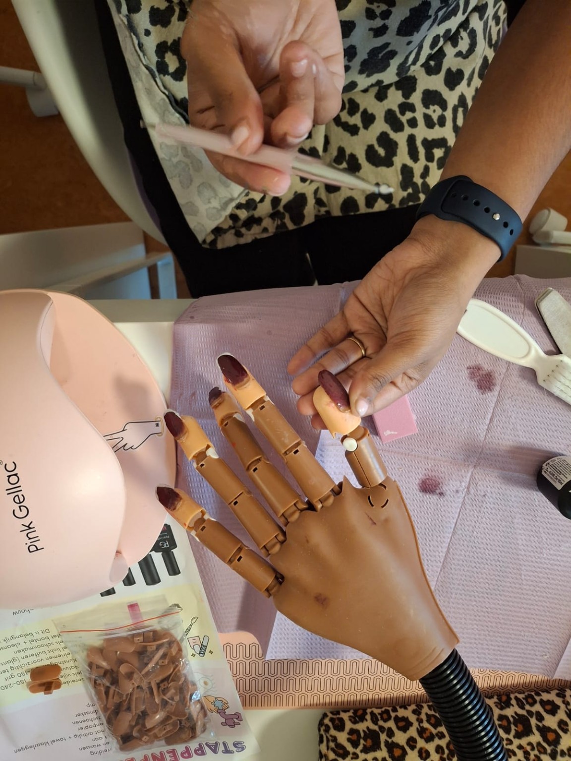 Oefenen met nagelverzorging